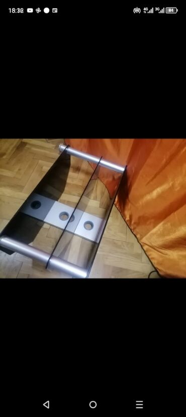 Komode: Sto stakleni za TV kao nov je . 80/40/50

Mirjevo — 11