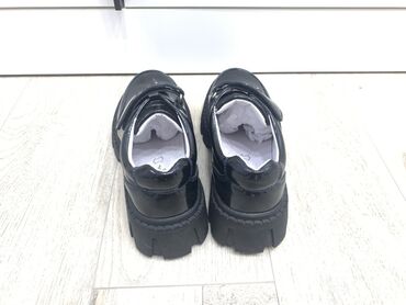 Детская обувь: Черные лакированные туфли для детей от 9 лет с массивной рифленой — 7