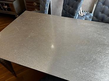 mebel materiali: Gümüş tonlarda klassik-lüks üslubda qonaq otağı dəsti Tərkibi: - TV — 6