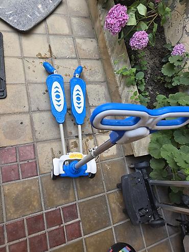 2 tekerli scooter: Uşaq üçtəkərli skuter – mavi/ağ rəngli - İki ayaqaltılı dizayn: hər — 2