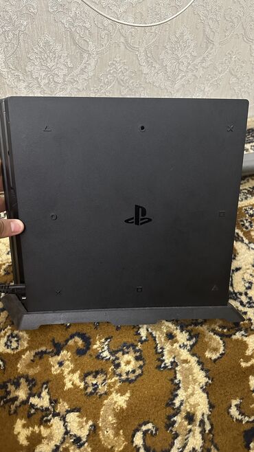 PS4 (Sony PlayStation 4): Продаю Sony PlayStation 4 Имееться около 40 игр Память 1 ТБ