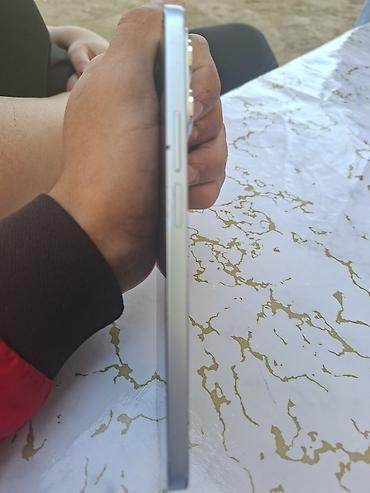 Digər mobil telefonlar: HONOR smartfon - Korpus: gümüş-yaşıl gradient arxa panel, küncləri — 6