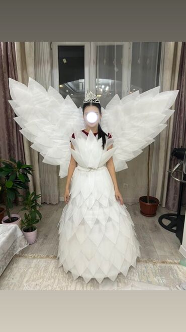 пышное платье в пол: Вечернее платье, Пышное, Длинная модель, Без рукавов, Перья, S