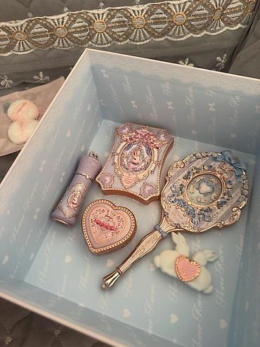 quad daraq: Authentic Flower knows box Vintage tərzli dekorativ makiyaj dəsti - — 1