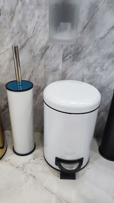 Mətbəx çanaqları: Ağ rəngdə silindrik formalı zibil qutusu, ayaq pedalı ilə rahat açılan