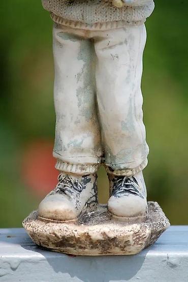 Figure: Vintage figura dečaka sa kapom i šalom 25 cm!. Prelepa figura dečaka u — 3
