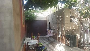 satliq evler: Həyətyanı fərdi yaşayış evi - İki mərtəbəli tikili, fasadı rəngli — 2