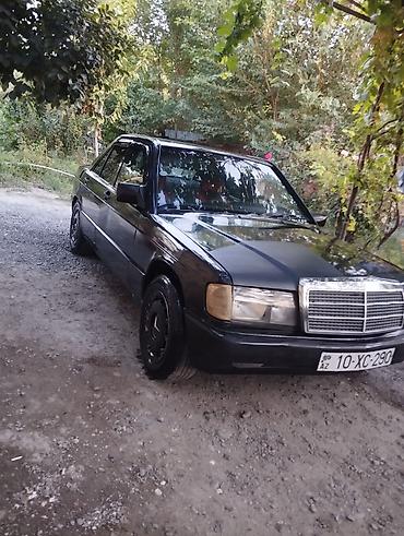 w202 yan guzgusu: Mercedes-Benz 190 (W201) sedan - Kuzov: qara rəng, 4 qapı, klassik — 1