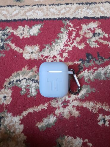 переходник для наушников айфон 8: AirPods 2 оригинал.Чехол отдам бесплатно. Срочно нужны деньги!!!
