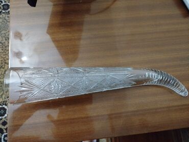купить стеклянную подставку под телевизор: Стеклянная ваза в форме рога, выполненная из прозрачного материала