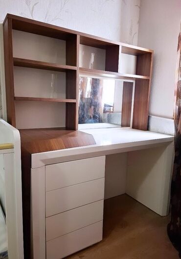taxt ustu pakrival: Kompüter masası, İşlənmiş