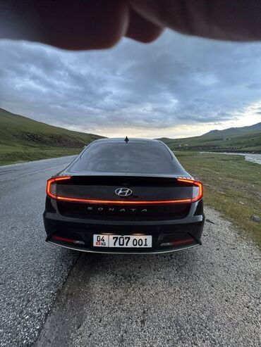купить хендай санта фе: Hyundai Sonata черного цвета, седан, оснащенный светодиодными задними