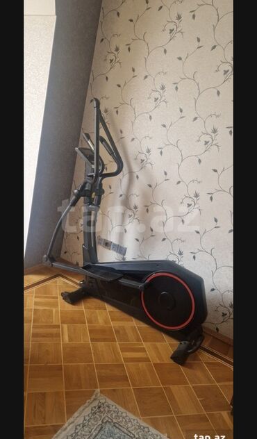 Elliptik trenajorlar: Evdə istifadə üçün nəzərdə tutulmuş bu elliptik trenajor, bədənin