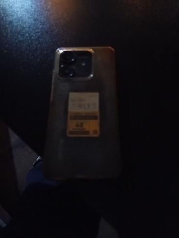 telefonlae: Smartfon – böyük ekranlı, damla-notch ön kamera kəsiyi olan model — 1
