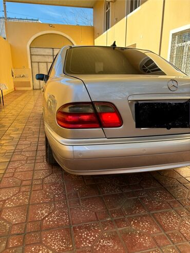 Mercedes-Benz: Mercedes-Benz E-Class (W210) sedan, gümüşü rəng. - İkiqat dairəvi ön — 5