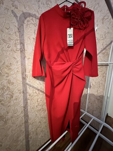 длинное красное вечернее платье: Вечернее платье, Длинная модель, С рукавами, S (EU 36), M (EU 38)