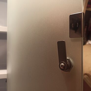 Oprema i sredstva za zaštitu: Izuzetno očuvan metalni ormarić za prvu pomoć sa dva ključa i — 6