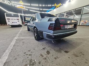 mühərrik yastığı: Mercedes-Benz E-Class W124 sedan - Kuzov: 4 qapılı sedan, açıq mavi — 5