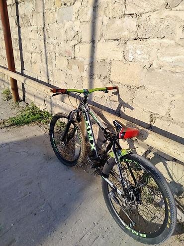 BMX velosipedlər: MTB tipli velosiped – BMX dizaynlı Velosipedde yaşıl rul, xamilyon — 1
