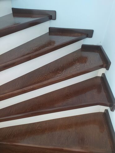 Деревянные лестницы: Деревянная лестница с окрашенными ступенями и белыми балясинами — 21