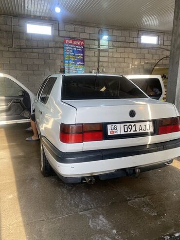 автомобиль венто: Volkswagen Vento: 1992 г., 1.8 л, Механика, Бензин, Седан