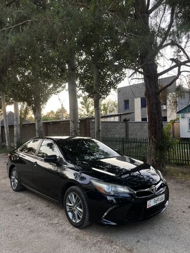 продажа авто в бишкек: Черный седан Toyota Camry. Автомобиль имеет хромированные колесные