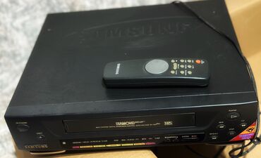 retro televizor: Samsung Diamond Head SV-100 Plus model VHS video maqnitofon satılır. •