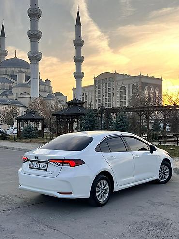 Toyota: Toyota Corolla: 2021 г., 1.8 л, Вариатор, Гибрид, Седан — 4