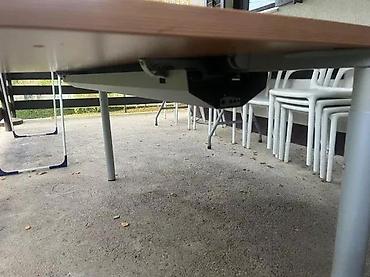 ikea ormari za sobu: Radni sto sa metalnim nogama i provodnicima za kablove - Prostrana — 5