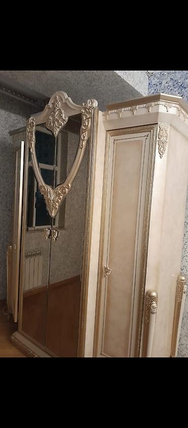 dekorativ panel: Klassik-royal üslubda yataq otağı dəsti Tərkibi: - 2 nəfərlik çarpayı — 3