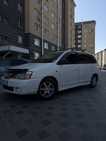 победа машина: Toyota Gaia (правый руль), белый минивэн. Основные характеристики и