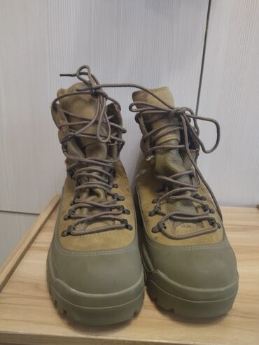 турецкие зимние сапоги: Пара коричневых ботинок McRae Footwear размера 6.5R. Эти ботинки