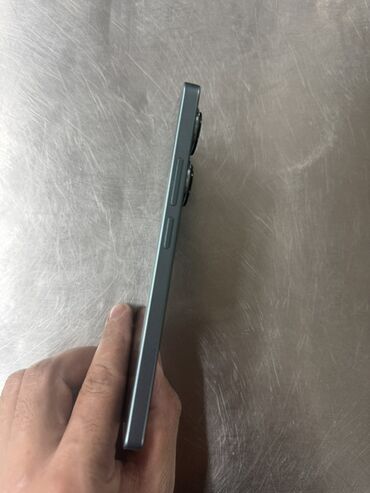 сепаратор для телефона: Смартфон с плоскими гранями и большим безрамочным экраном. На