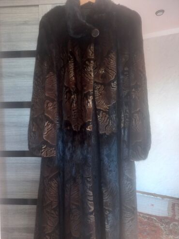 длинное трикотажное платье с капюшоном: Длинная шуба из натурального меха в коричнево‑шоколадной гамме