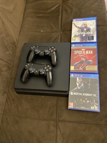 PS4 (Sony Playstation 4): Qara rəngli PlayStation 4 slim oyun konsolu, iki ədəd DualShock 4