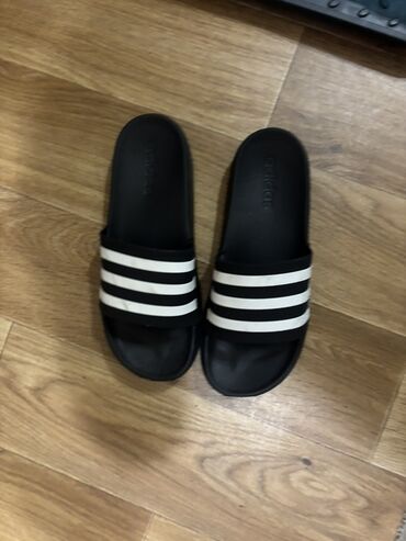 шлепанцы через палец: Черные шлепанцы Adidas с тремя белыми полосками. Эти легкие и удобные