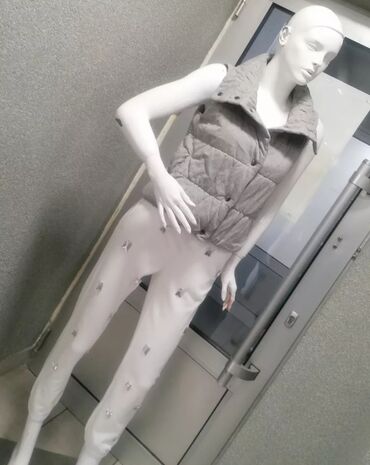 Prsluci: Ženska pufna prsluk-jakna bez rukava, siva. - Kroj: kraći, blago — 7