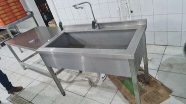 metbex su kranlari: Paslanmayan metaldan hazırlanmış böyük ölçülü mətbəx lavabosu