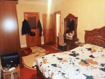 Köhnə tikili: Satılır. şəxsi öz evimdir. Maklere ehtiyac yoxdur elaqe saxlamasin. 5 — 7