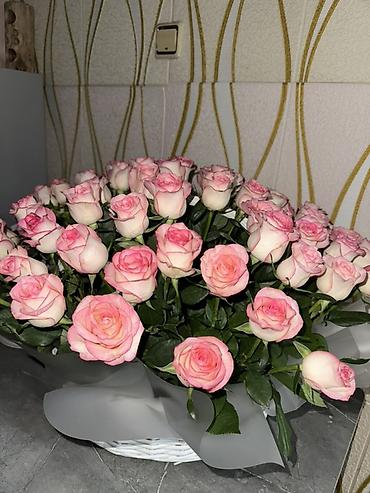 опрыскивать: Композиция из роз в корзине - Пышная корзина с розами нежного — 2