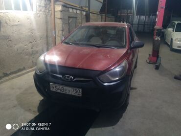 машина гетис: Hyundai солярис в кузове седан, окрашенный в красный цвет. Автомобиль