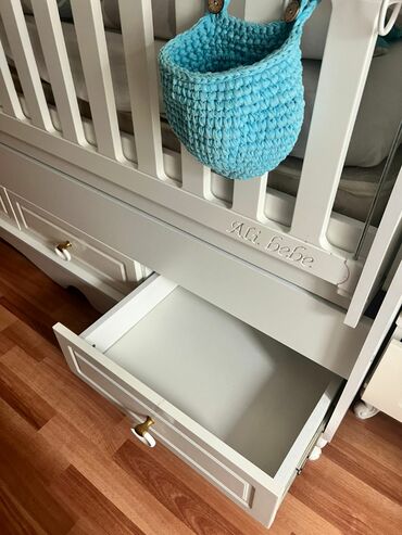 Beşiklər: Oğlan və qız üçün, İşlənmiş, Dördbucaq, Beşik, Dəst ilə, Matras ilə, Yellənmə mexanizm ilə — 4