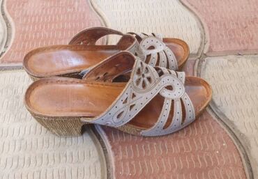 докерсы обувь: Продаю женские кожаные босоножки в хорошем состоянии. Фирменные