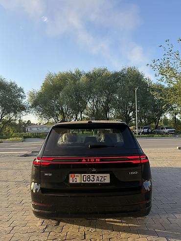 GAC: Черный кроссовер/внедорожник с просторным салоном и бежевой кожаной — 14