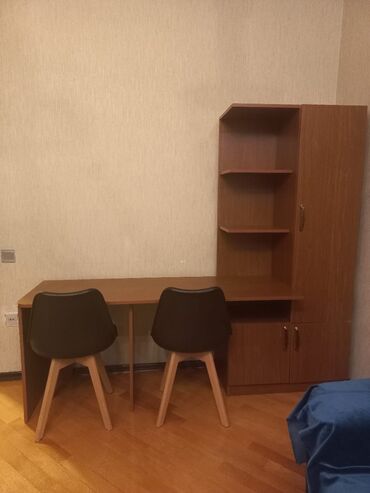 Otaq qapıları: Usaq otağı ucun yazı masası. 2 stulla. 250azn. yaxsi veziyyetde. Baha