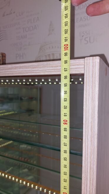 Stend vitrinləri: Şüşə qapıları olan vitrin, model avtomobillər kolleksiyasını səliqəli — 8