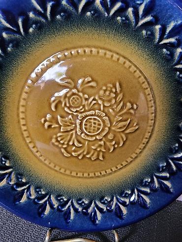 Ostali antikviteti: Dekorativni tanjir 1920 do 1950g.original nemacka majolika. Deko — 7