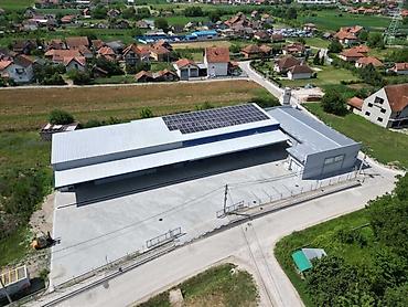 Radionice, postrojenja, fabrike: -Površina od 920m2 je podeljena u dva objekta 660m2 i 260m2. -Hala sa — 16