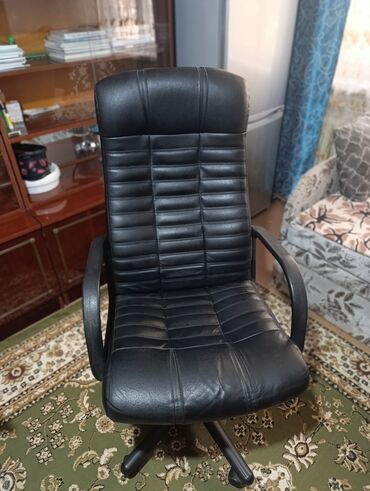 кресло для парикмахера бу: Продам кресло, б/у, требуется замена аммортизатора, из-за этого