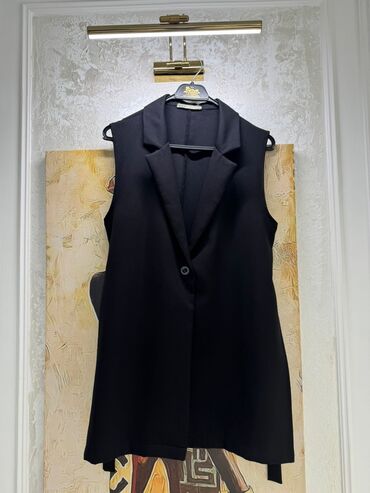 Gündəlik donlar: Paltarlar satılır. 1 dəfə geyinilib. 1) qara paltar M ölçü 50 azn 2) — 3